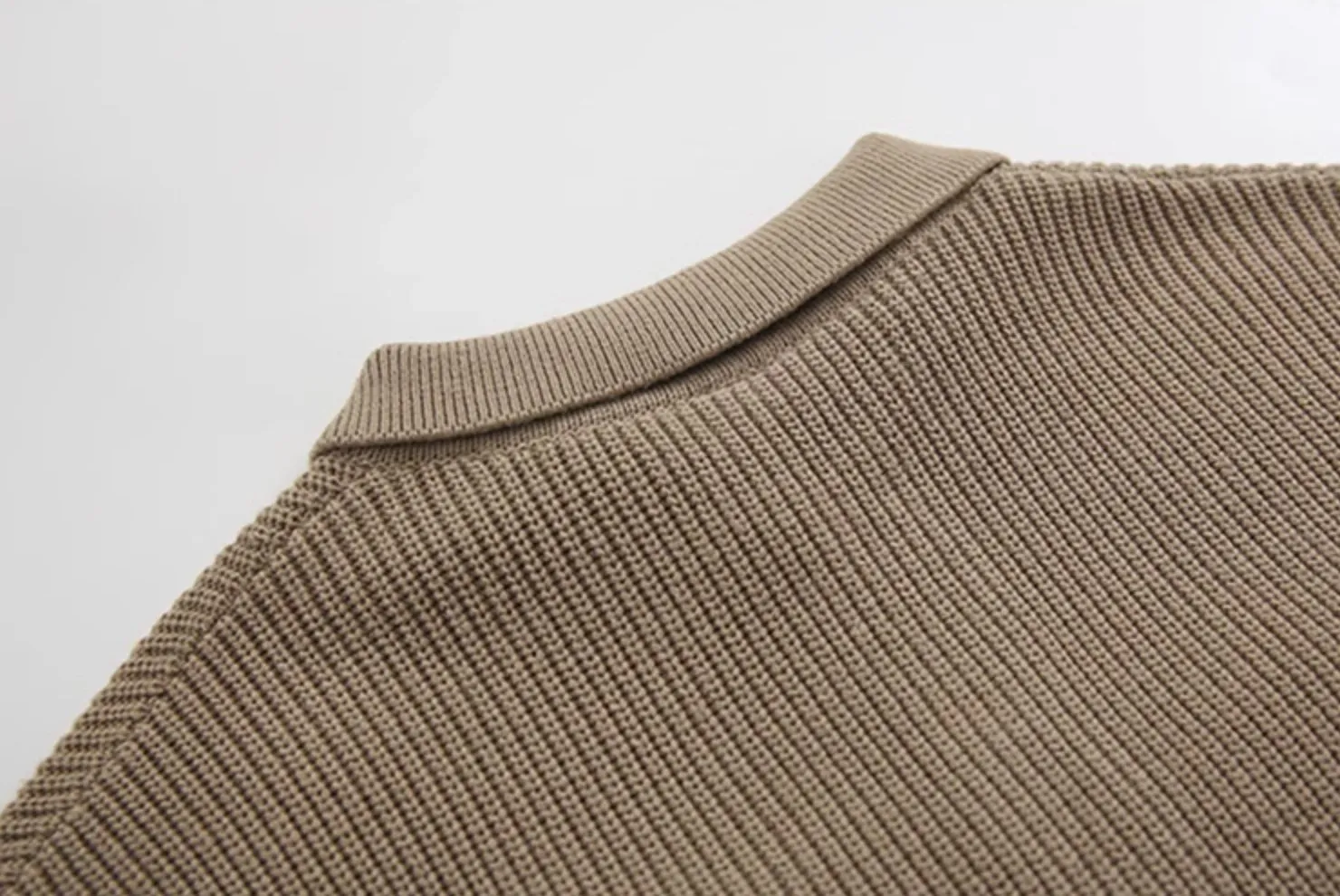 KNITTED COLLAR VEST
