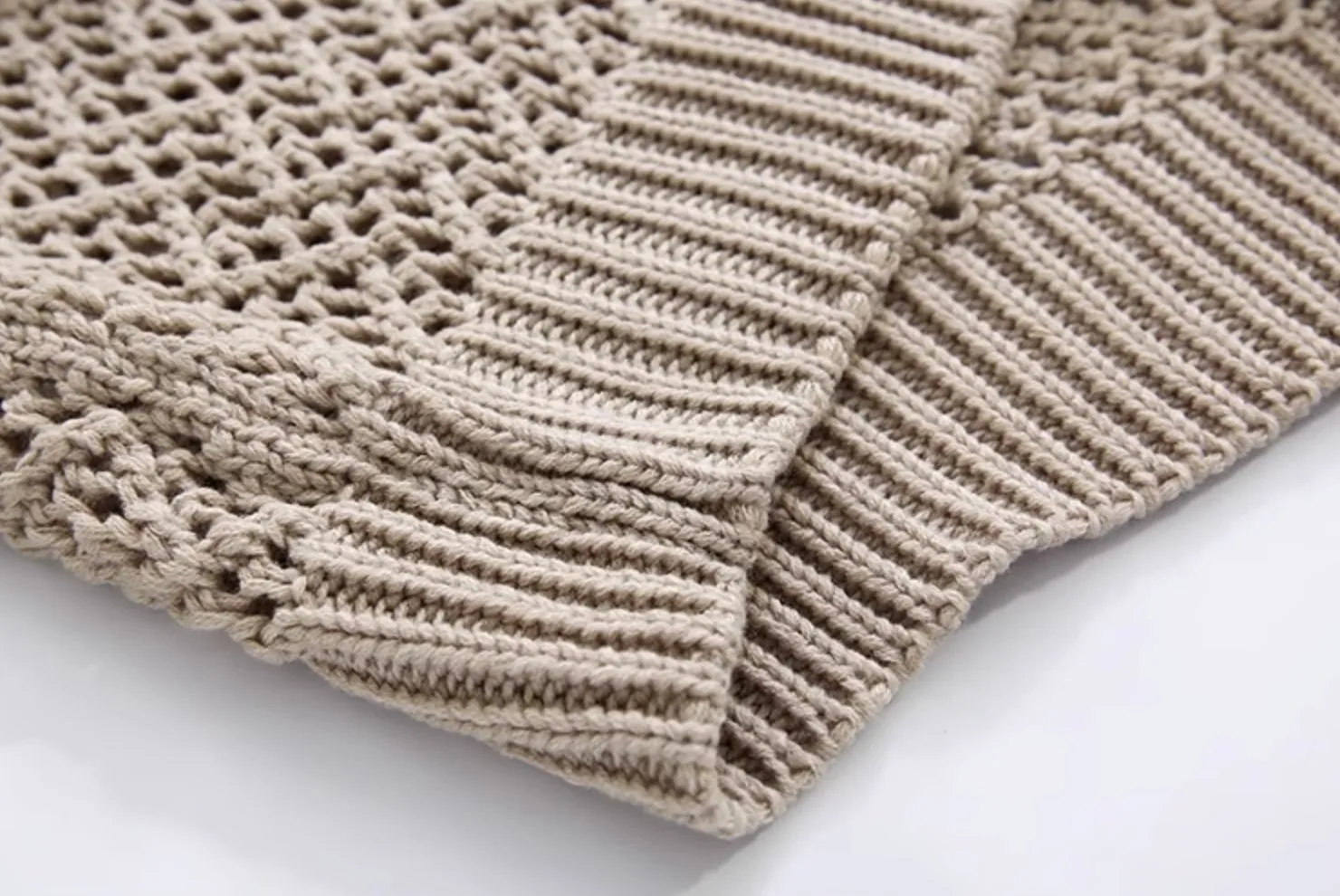 KNITTED VEST