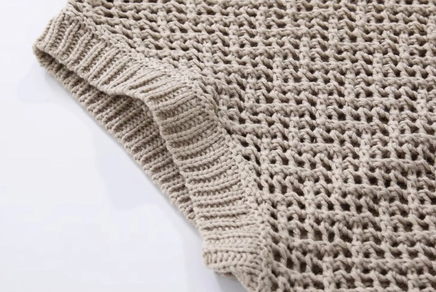 KNITTED VEST