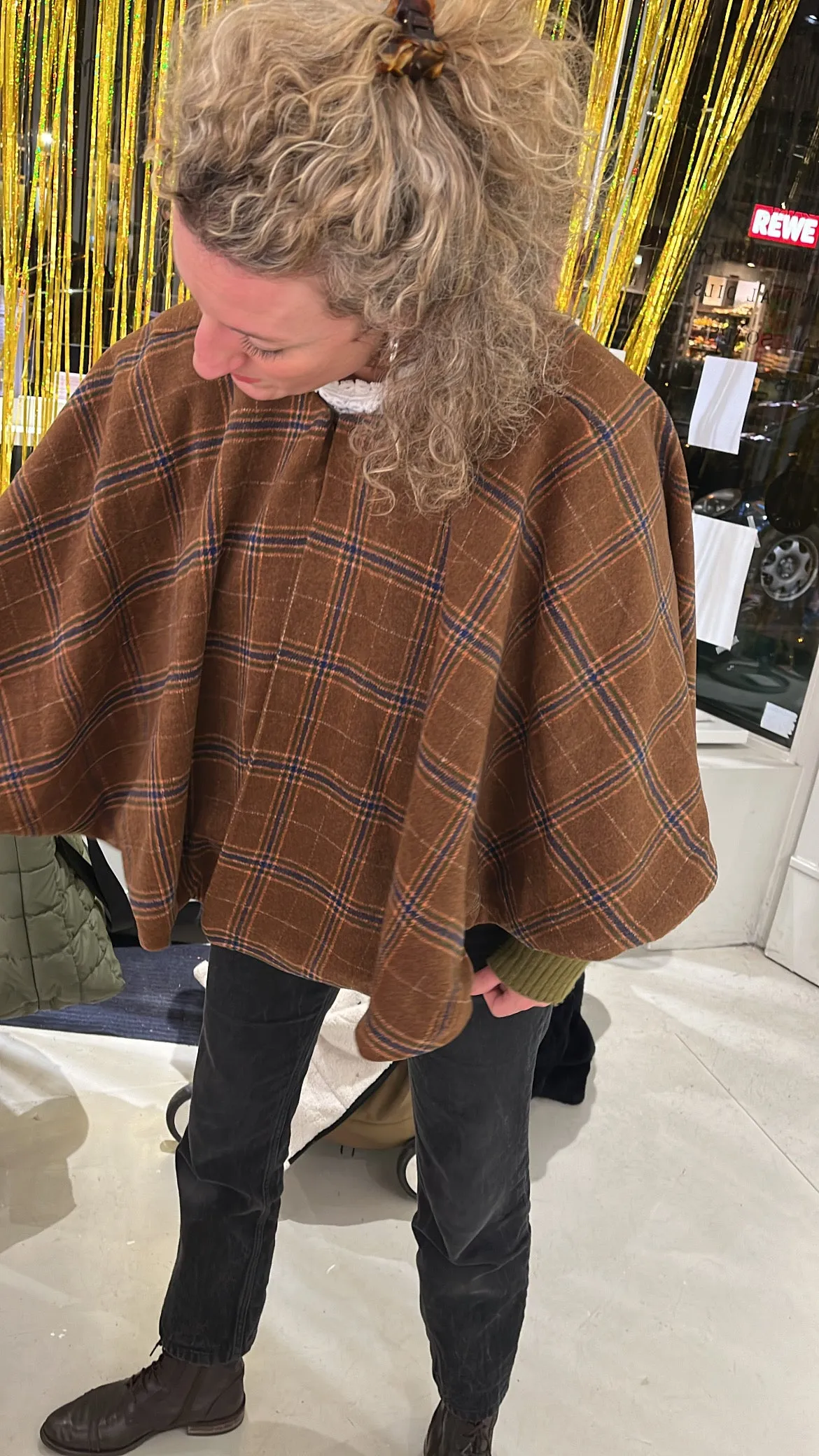 Mary cropped cape - wool checks