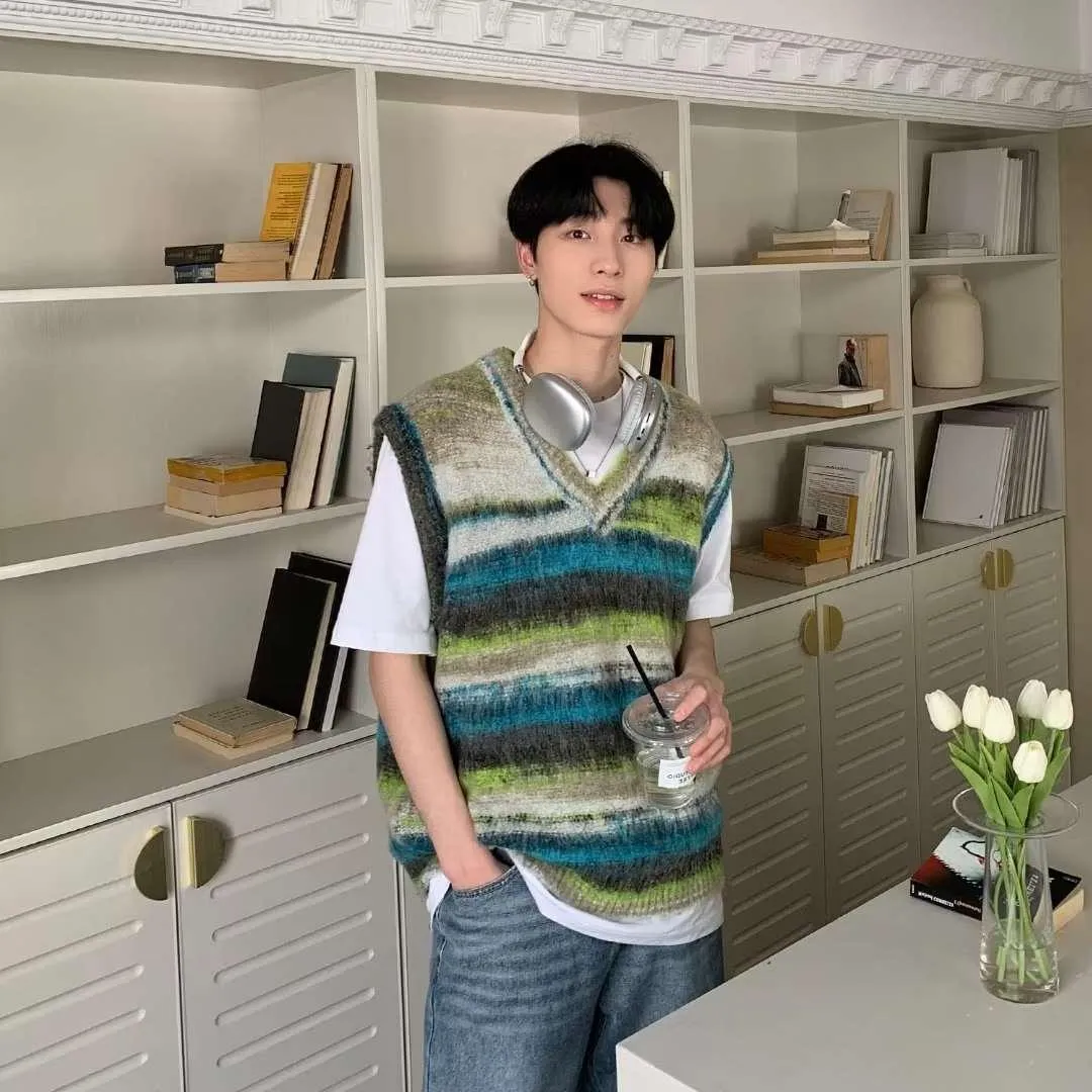 Men's Gradient Knitted Loose V-neck Sleeveless Sweater Vest
